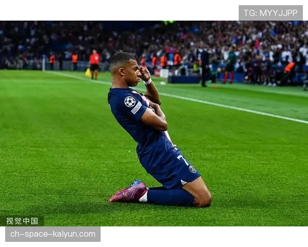 赛前踩场:巴黎全队状态轻松,姆巴佩加练任意球 赛前踩场:巴黎全队状态轻松,姆巴佩加练任意球